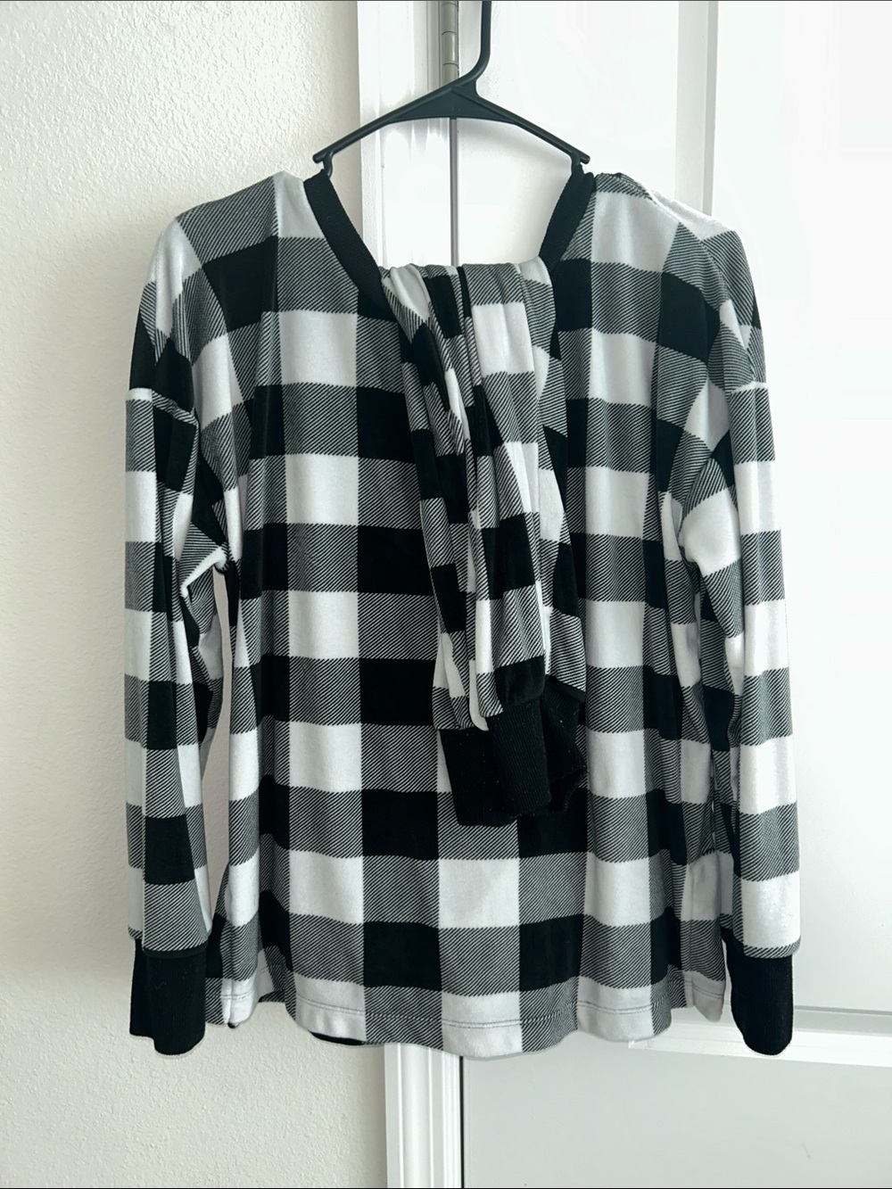 Black & White Buffalo Plaid Long-Sleeve Pajama Top with Contrast Cuffs
